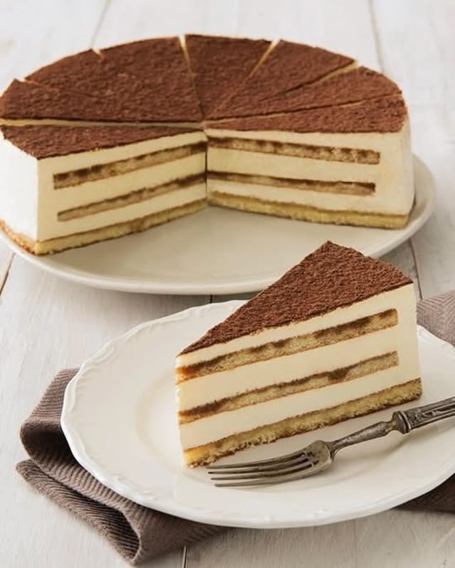 Tradicional Italian Tiramisu (Slice).